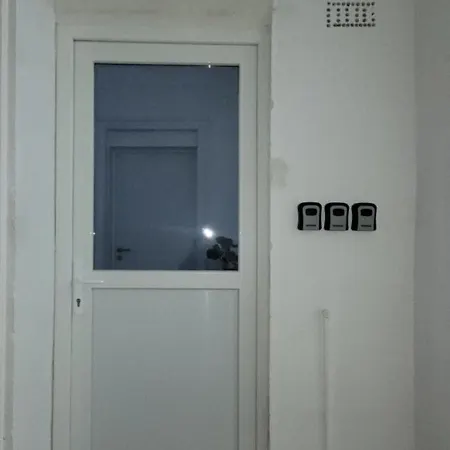 Au Pied Du Théâtre